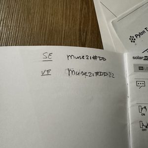 Een installatie van zonnepanelen op een dakenoppervlak, zichtbaar met technische documentatie.