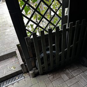 De afbeelding toont een gedeelte van een meterkast met zicht op de muur en de omgeving.