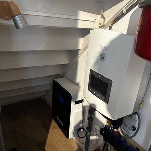 Een installatie van een thuisbatterij en omvormer, geschikt voor het opslaan van zonne-energie en het beheer van elektrische systemen.