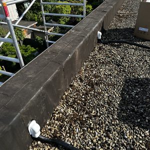 De afbeelding toont een installatieproject voor airconditioning op een plat dak, inclusief leidingen en aangaande infrastructuur.