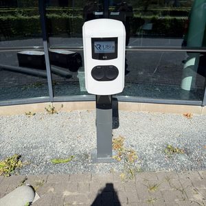 Alfen dubbele laadpaal in Apeldoorn - Afbeelding 1