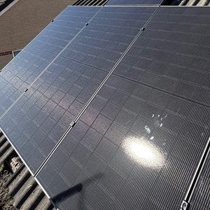 8 zonnepanelen geplaatst in Apeldoorn - Afbeelding 1