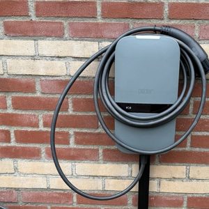 22kW laadpaal aan gevel in Apeldoorn - Afbeelding 1