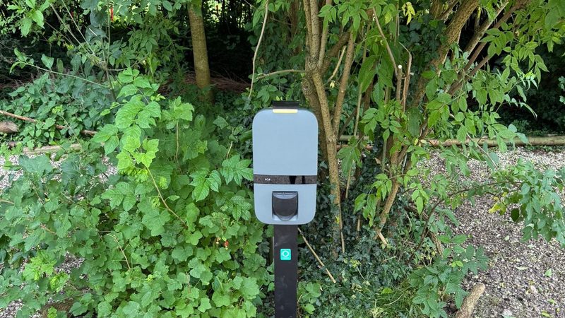 Slimme laadpaal op montagepaal in Welsum
