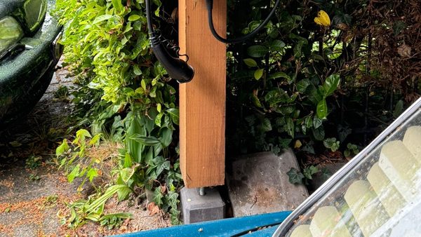 Slimme Peblar-laadpaal aan de muur in Apeldoorn
