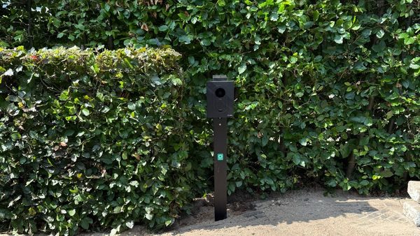 Zaptec Go 2 laadpaal op paal in Apeldoorn