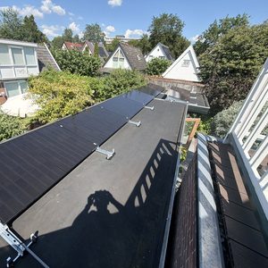 Zonnepanelen op plat dak in Apeldoorn - Afbeelding 1