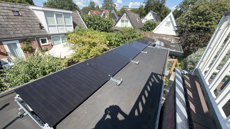 Zonnepanelen op plat dak in Apeldoorn