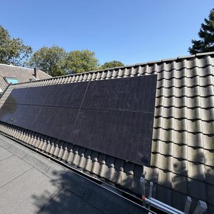 12 zonnepanelen met hybride omvormer in Apeldoorn - Afbeelding 1
