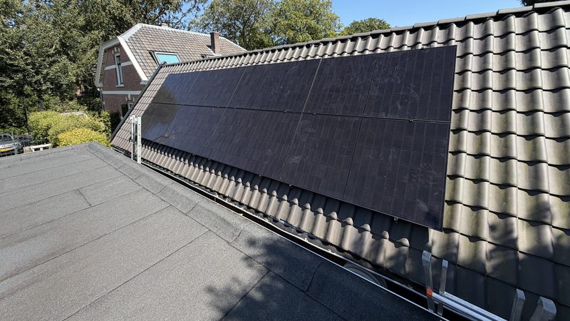 12 zonnepanelen met hybride omvormer in Apeldoorn