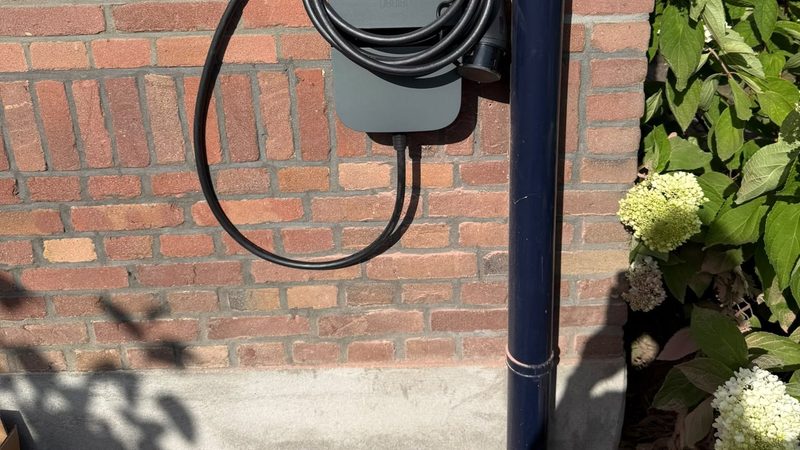 Slimme Peblar-laadpaal geïnstalleerd in Apeldoorn